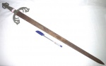 Espada decorativa produzida em aço, maior comprimento 58,5cm, marcas do tempo.