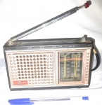 Rádio de pilha da marca Motorádio, maior comprimento 17cm, não testado.