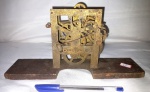 Antiga máquina para relógio de mesa carrilhão, da marca Junghans, de origem alemã, maior comprimento 26cm.