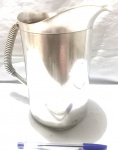 Estilosa jarra para água, produzida em metal espessurado a prata, da marca Eberle, altura 21cm.