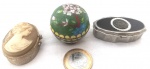 Lote contendo 3 pequenas e colecionáveis caixas porta jóias, maior comprimento 6cm, materiais e épocas variadas.