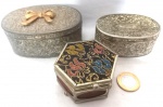Lote contendo 3 pequenas e colecionáveis caixas porta jóias, maior comprimento 11cm, materiais e épocas variadas.