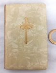 Missal `Pequeno Manual da Missa`, São Paulo, 1953, belíssima capa produzida em Madrepérola. 