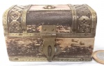 Antiga caixa porta jóias produzida em madeira com guarnições em bronze, medidas 9x5x5,5cm, princípio do século XX, marcas do tempo.