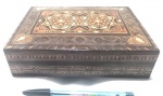 Belíssima caixa porta jóias produzida em madeira marchetada, medidas 20x15x5cm.