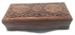 Caixa porta jóias produzida em madeira, com belos detalhes representando folhas, flores e volutas, medidas 17,5x7,5x4cm.