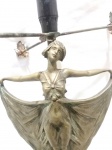 Belíssimo abajour produzido em bronze, representando dama, altura 38cm, fiação no estado.