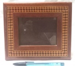 Porta retrato produzido em madeira marchetada, medidas 20x17cm.