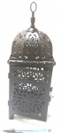 Lanterna de ferro marroquina, com porta para inserção da vela.
