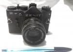 Antiga máquina fotográfica da marca Zenit, modelo `12XP`, maior comprimento 14cm, não testada.