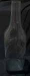 Grande garrafa produzida em vidro, altura 56cm.