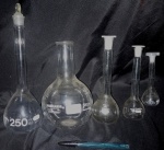 Lote contendo 5 vidros para laboratório, graduações variadas, maior comprimento 25cm.