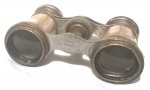 Antigo binóculo de teatro com estrutura produzida em bronze e Madreperola, de origem francesa, maior comprimento 9,5cm.