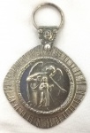 Medalha para decorar berço ou cama, produzida em metal, com representação do anjo da guarda, maior comprimento 10cm.