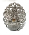 Porta água benta produzida em metal, com representação da Ave Maria, maior comprimento 13cm.