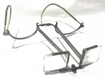 Antigo e diferente óculos com lentes de aumento, maior comprimento 19cm, marcas do tempo.