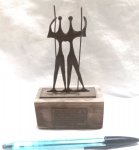 Escultura produzida em metal, com base produzida em madeira, representando monumento dos praçinhas, altura 13,5cm.