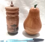 Lote contendo 2 estilosos e diferentes paliteiros, sendo 1 representando pêra, altura 12cm