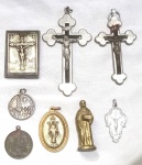 Memorabilia religiosa, lote contendo 2 crucifixos, 4 medalhas, 1 placa e 1 pequena escultura, maior comprimento 9,5cm.
