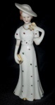Escultura produzida em porcelana representando dama, altura 14,5cm.