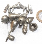 Penca baiana em miniatura, produzida em metal espessurado a prata, maior comprimento 6cm, princípio do século XX.