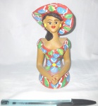 Escultura produzida em barro cozido, representando mulher, altura 14cm, assinado Merce.