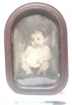 Belo porta retrato, produzido em madeira com vidro abaulado, maior comprimento 29cm.
