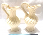 Par de jarras em miniatura, produzidas em faiança, altura 15cm.