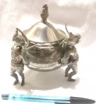 Belíssimo e curioso açucareiro produzido em metal espessurado a prata, com seus pés representando pessoa típica européia, altura 14cm.