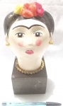 Arte popular, escultura produzida em barro com base em madeira representando Frida Kahlo, altura 23cm.