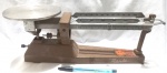 Balança de feira produzida em metal e aço inox, da marca Marte, maior comprimento 34cm, sem os pesos, no estado.