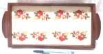 Bandeja retangular produzida em madeira e 2 azulejos, com bela decoração floral, maior comprimento 35,5cm.