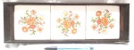 Bandeja retangular produzida em madeira e 3 azulejos, com bela decoração floral, maior comprimento 39cm.