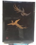 Bela bandeja produzida em madeira laqueada com representação de aves do paraíso, de origem oriental, possui selo vermelho, medidas 28x22x5cm.