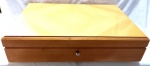 Grande caixa para talheres produzida em madeira, medidas 44x38x11cm, possui chave