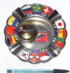 Curioso e diferente cinzeiro/isqueiro de mesa produzido em metal, com representação de bandeiras de países, isqueiro necessita de gás, maior comprimento 15cm.