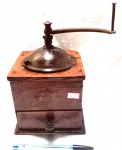 Antigo e decorativo moedor de café, com estrutura produzida em madeira e ferro, maior comprimento 23cm.