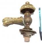 Belíssima torneira produzida em bronze, em estilo Art Nouveau, maior comprimento 16cm.