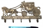 Porta chaves produzido em bronze representando carroça, maior comprimento 20cm.