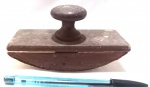 Antigo apagador `Mata borrão`, produzido em madeira, maior comprimento 14cm, marcas do tempo, no estado.