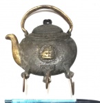 Porta chaves, produzido em bronze, com representação de bule, maior comprimento 13cm.
