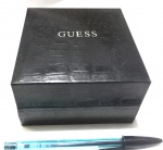 Caixa para relógio da marca Guess, medidas 11x11x6,5cm.
