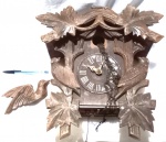 Antigo relógio de parede " Cuco ", produzido em madeira, maior comprimento 34 cm, não funciona, no estado.