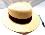 Chapéu da marca Prada, maior comprimento 30 cm, princípio do século XX,
