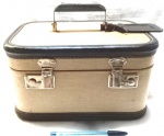 Antiga maleta nécessaire, medidas 29X21X13 cm, meados do século XX, marcas do tempo.