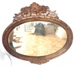 Belíssimo espelho, com moldura produzida em madeira, com representação floral, maior comprimento 76 cm, ( IDEAL RETIRAR, DEVIDO SUAS PROPORÇÕES ).