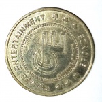 Antiga ficha de jogo, produzida em bronze, do Cassino GE, diâmetro 2,5 cm.