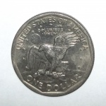 Moeda americana, produzida em prata, de One Dollar, do ano de 1979, comemorativa a ida ao Homem à Lua, conhecida como moeda da sorte.