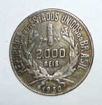 Moeda brasileira, produzida em prata, de 2000 Réis, do ano de 1930, " Estrelas soltas ".