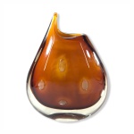 Elegante vaso MURANO no formato de gota na cor âmbar rematado com  bolhas internas. Exemplar de coleção e em perfeito estado. Dimensões: 21 cm x 16 cm x 6,5 cm.